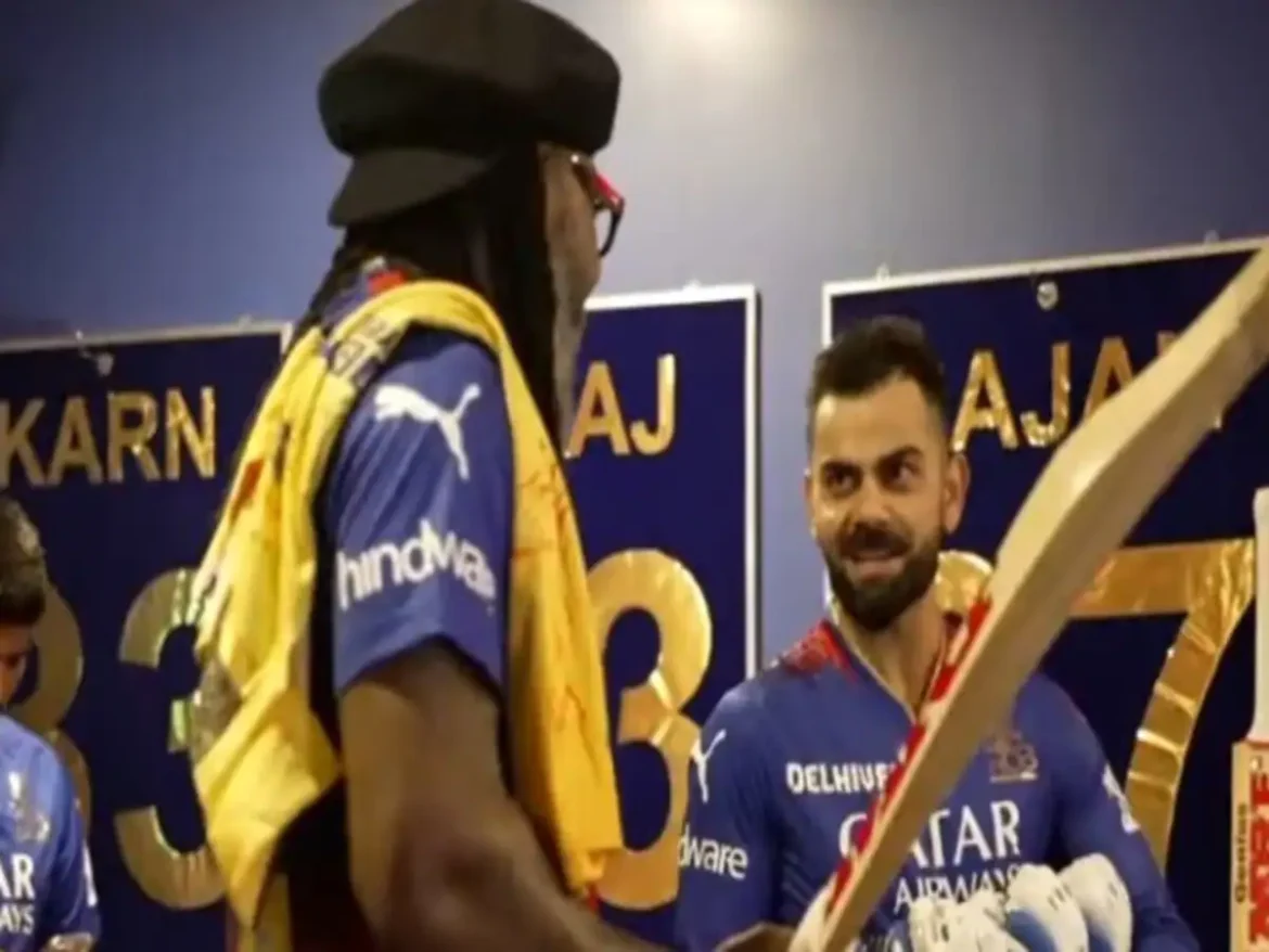 Virat Kohli ने क्रिस गेल को गिफ्ट की RCB की जर्सी और कहा, "काका, अगले साल IPL में वापसी करना 