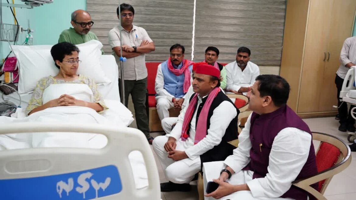 मुख्यमंत्री अखिलेश यादव ने आतिशी से मिलने के बाद कहा कि केंद्र ने केजरीवाल जी के साथ सबसे अधिक भेदभाव किया।