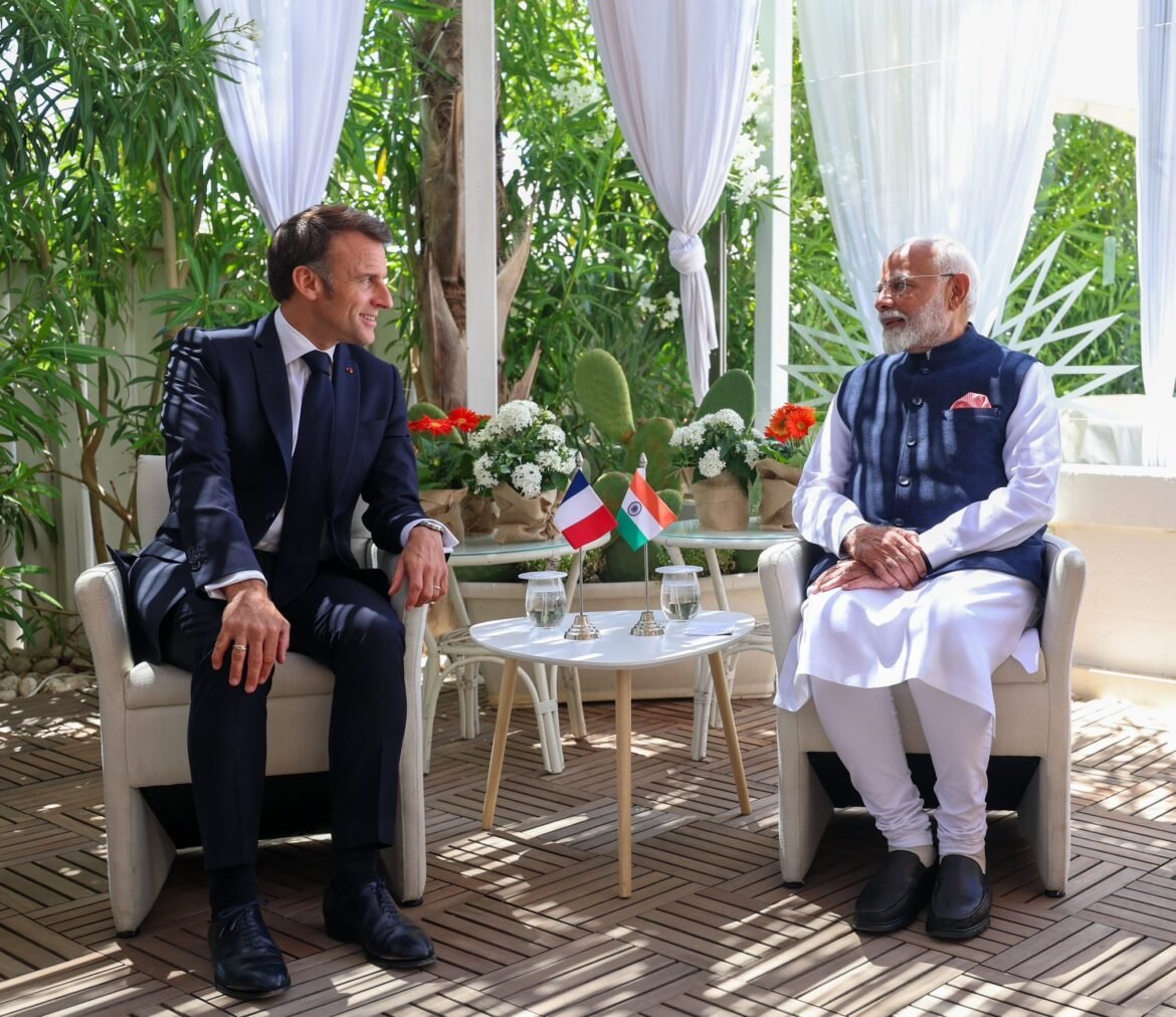 जी-7 शिखर सम्मेलन में प्रधानमंत्री नरेन्द्र मोदी ने फ्रांस के राष्ट्रपति से मुलाकात की