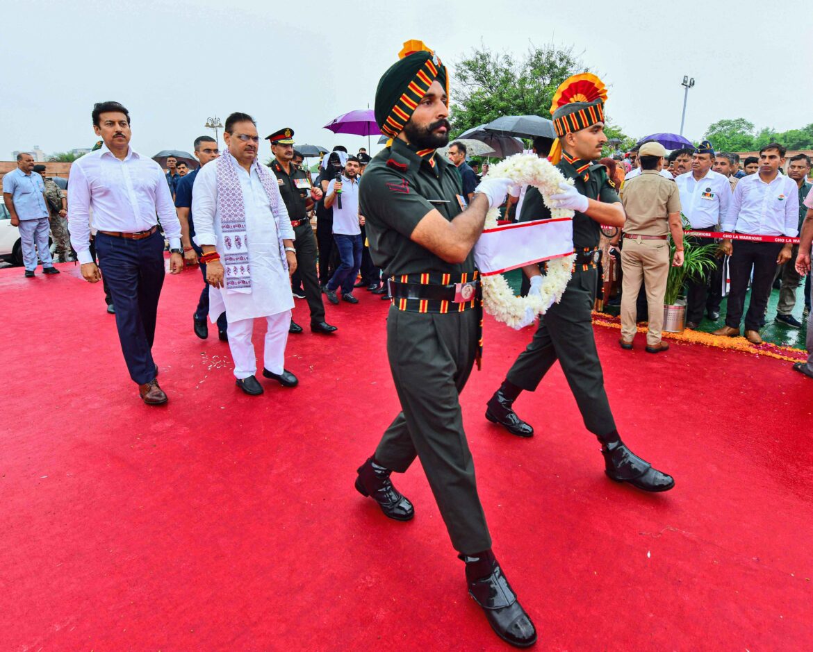 मुख्यमंत्री श्री भजनलाल शर्मा ने वीर शहीदों को श्रद्धांजलि दी, कहा कि हमारे शूरवीरों की बहादुरी और अदम्य साहस अतुलनीय हैं।