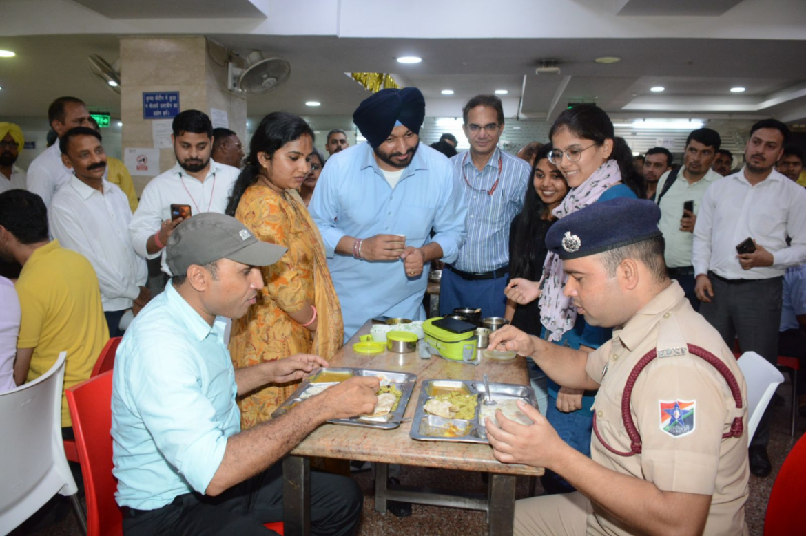 रेलवे राज्य मंत्री Ravneet Singh Bittu ने औचक निरीक्षण किया रेलवे बोर्ड कैंटीन का