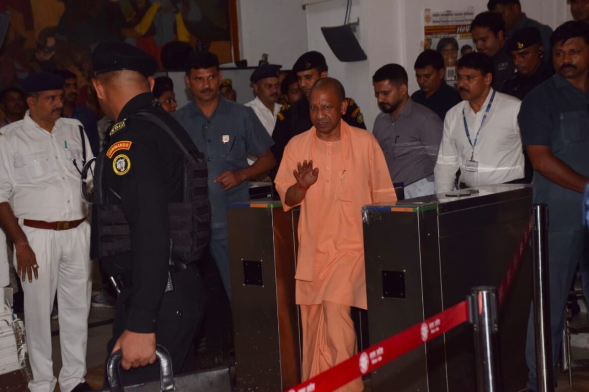 UP Assembly Session: CM योगी को दूसरे रास्ते से निकाला गया, जब विधानसभा में बारिश का पानी घुसा