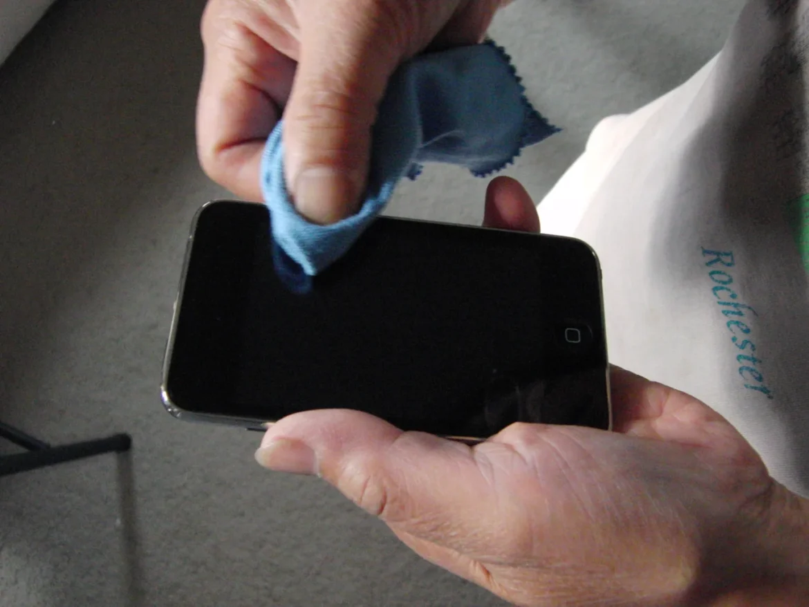 Smartphone Case: स्क्रीन गार्ड और प्रोटेक्टिव केस आपके फोन को नुकसान पहुंचा सकते हैं, इसलिए आपको ये जानना चाहिए