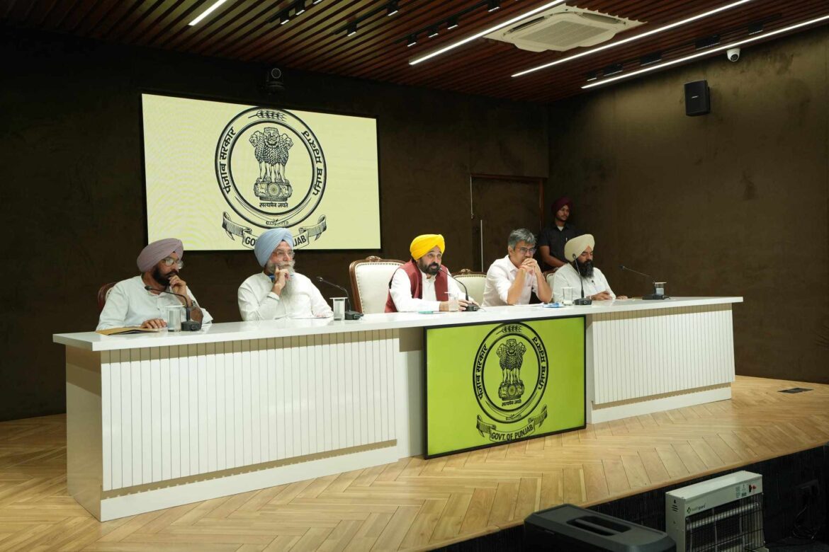 CM Bhagwat Mann: योजनाओं के कार्यान्वयन में प्रगति की समीक्षा के लिए पंजाब के मुख्यमंत्री भगवंत मान ने बैठक की