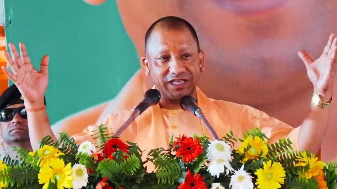 UP CM Yogi ने गोरखपुर में विकास प्राधिकरण की ‘ग्रीनवुड अपार्टमेंट आवासीय परियोजना’ के आवंटियों को प्रमाण पत्र वितरित त किए