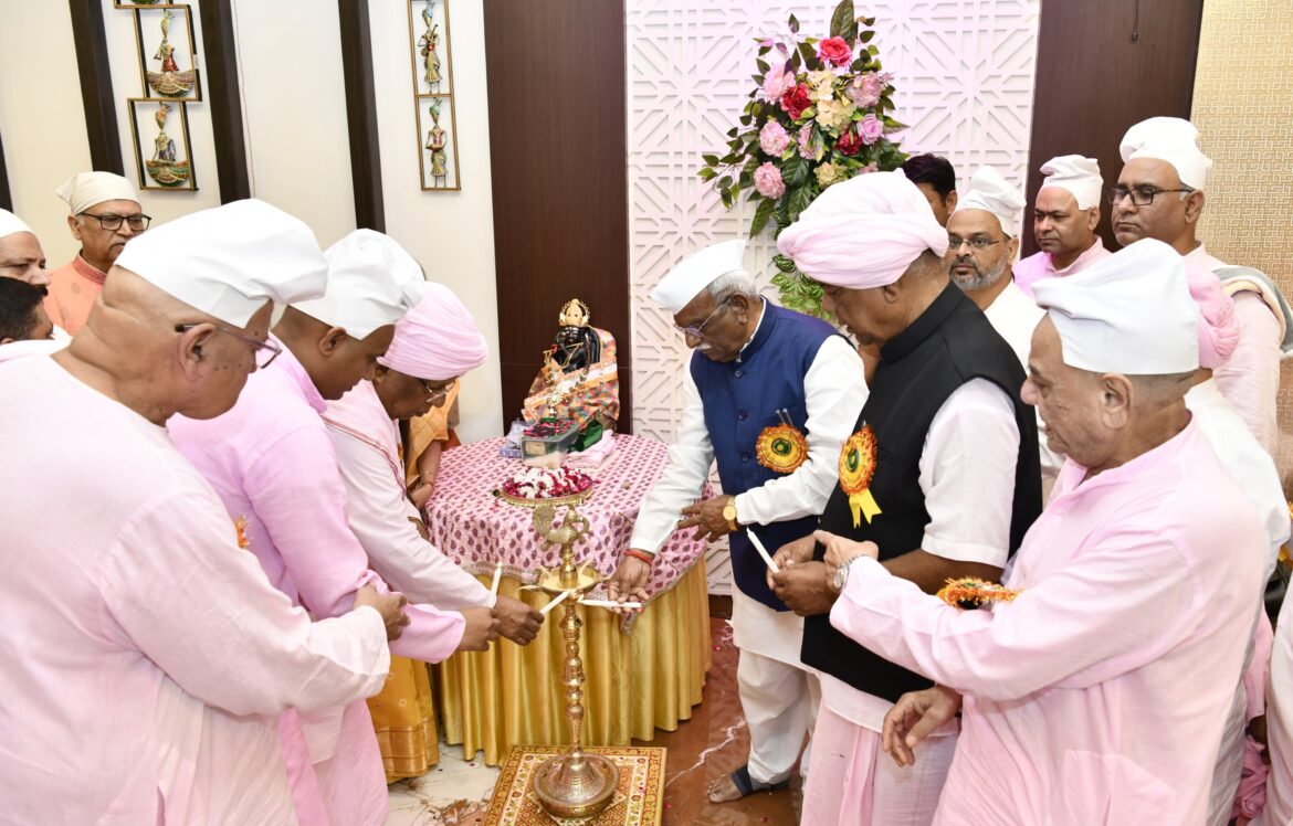 Governor Haribhau Bagde ने चक्रधर प्रभु व भगवान गोविन्द प्रभु की पूजा कर राष्ट्र और राज्य की समृद्धि की कामना की