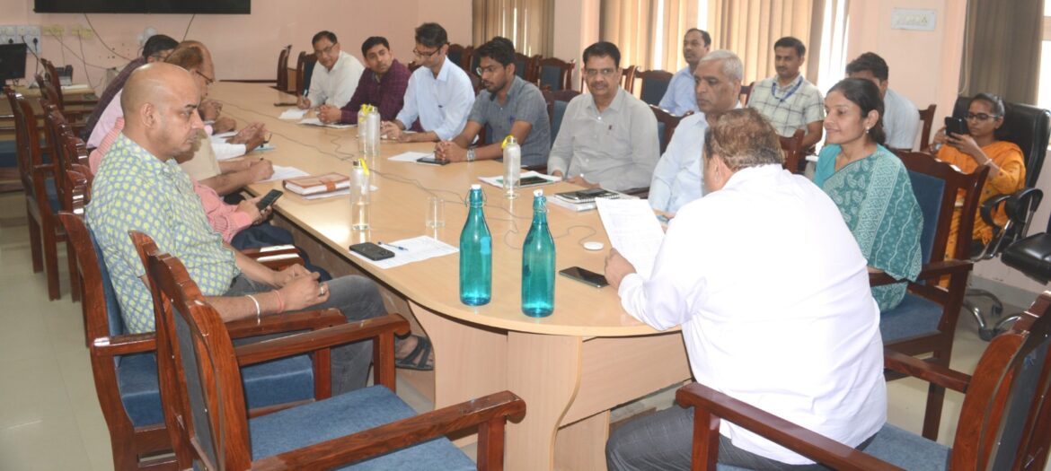 District Collector Uttam Shekhawat ने बिजली, पानी चिकित्सा सहित आवश्यक सेवाओं व सम्पर्क पोर्टल की बैठक में दिए निर्देश