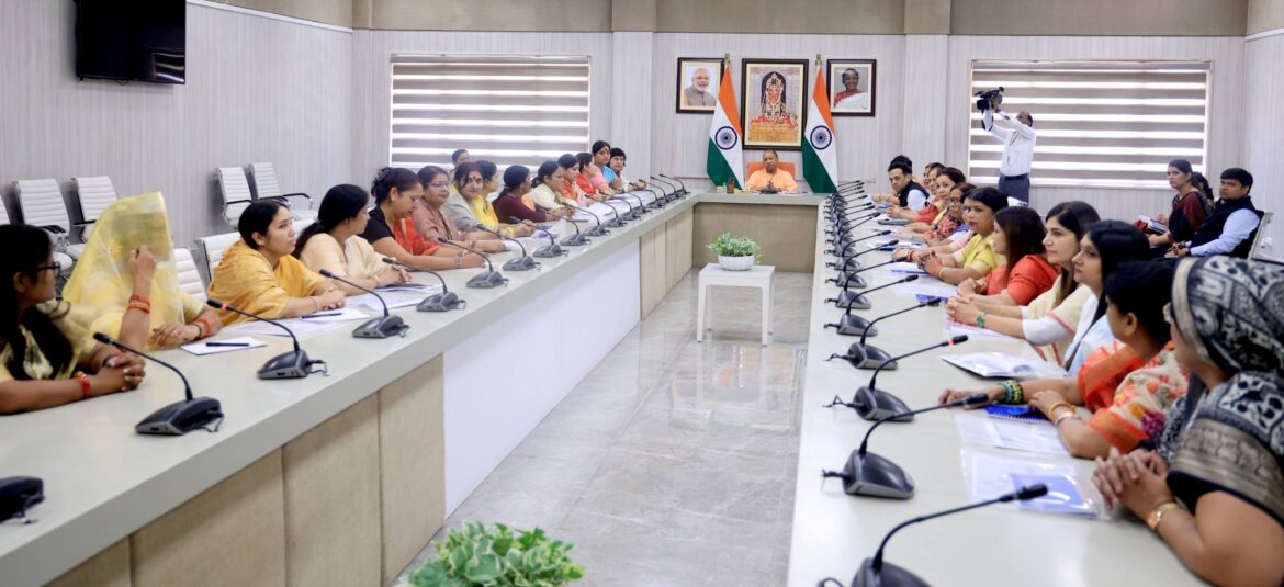 CM Yogi ने उ0प्र0 राज्य पिछड़ा वर्ग आयोग के नवनियुक्त अध्यक्ष, उपाध्यक्ष द्वय और सदस्यगण के साथ बैठक की