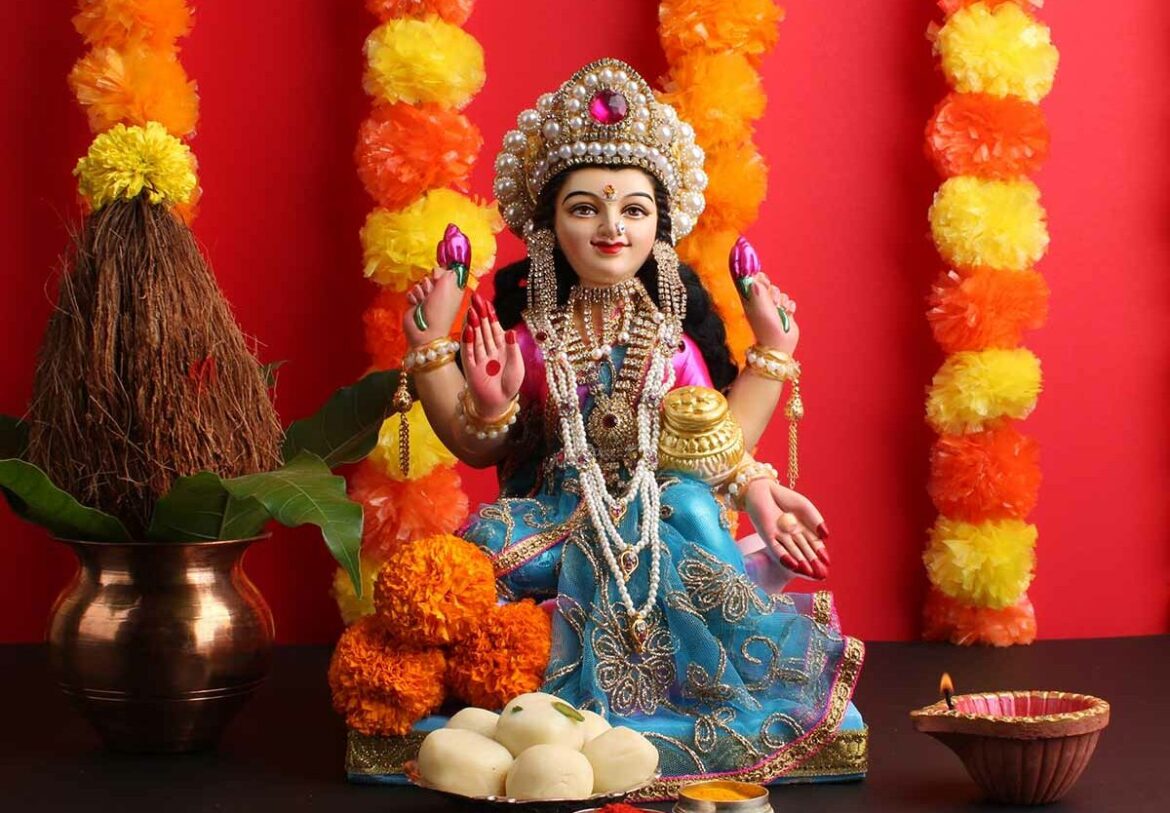 Lakshmi Puja: शुक्रवार को लक्ष्मी पूजा क्यों की जाती है? इसका क्या लाभ और महत्व है?