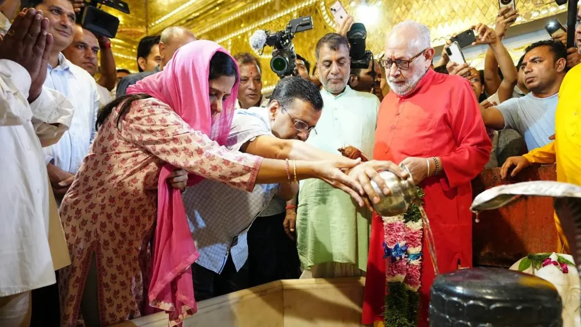 Arvind Kejriwal ने दिल्ली के प्रसिद्ध हनुमान मंदिर में बजरंग बली से सभी की भलाई के लिए आशीर्वाद मांगा