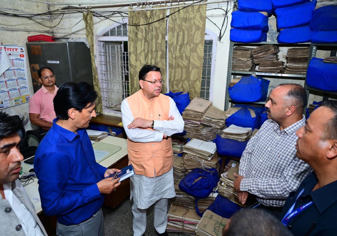 CM Pushkar Dhami ने किया संभागीय परिवहन कार्यालयए हल्द्वानी का औचक निरीक्षण