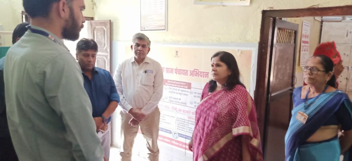 प्रमुख शासन सचिव Gayatri Rathore सहित अन्य अधिकारियों ने किया विभिन्न चिकित्सा संस्थानों का निरीक्षण