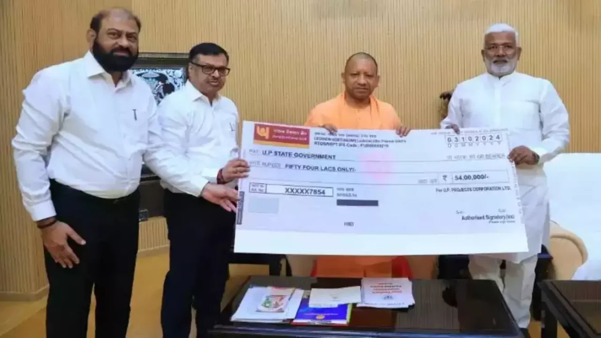 जल शक्ति मंत्री ने CM Yogi Adityanath को प्रोजेक्ट कॉर्पोरेशन का लाभांश चेक सौंपा 