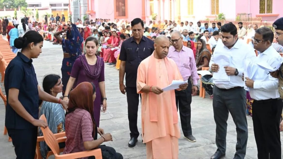 CM Yogi Adityanath ने जनता दर्शन में सुनी फरियाद, बातचीत करते हुए कहा कि सरकार नागरिकों के जीवन में सुख-शांति लाने को प्रतिबद्ध है।