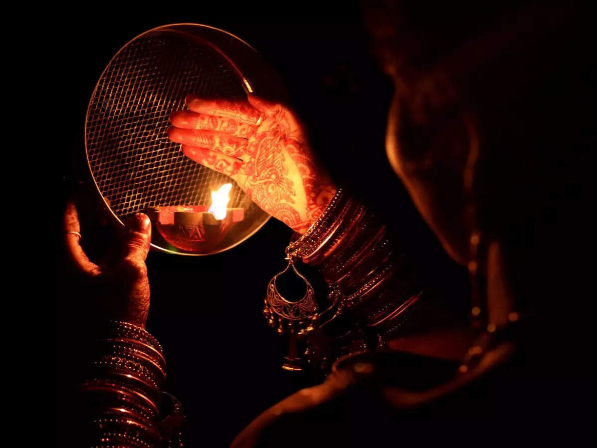 Karwa Chauth 2024: यदि आप करवा चौथ का व्रत पहली बार कर रहे हैं, तो नियमों को जानकर इन गलतियों से बचें।