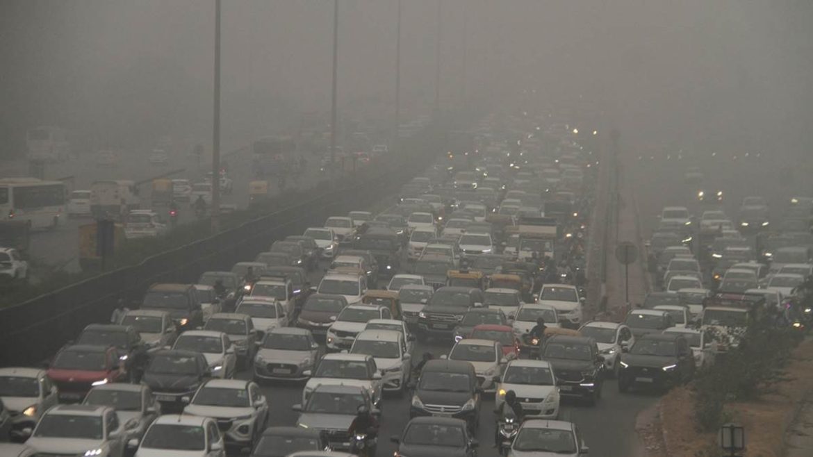 Delhi Pollution : Delhi AQI अपडेट: 13 क्षेत्रों में अभी भी जहरीली हवा है, AQI चेक करें और बाहर निकलें।