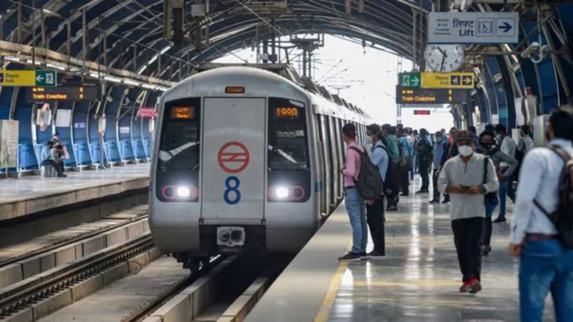 DMRC : Delhi Metro ने महिलाओं को बड़ा तोहफा दिया ,12 मेट्रो स्टेशनों पर 10 रुपये में साइकिल टैक्सी बुक करें