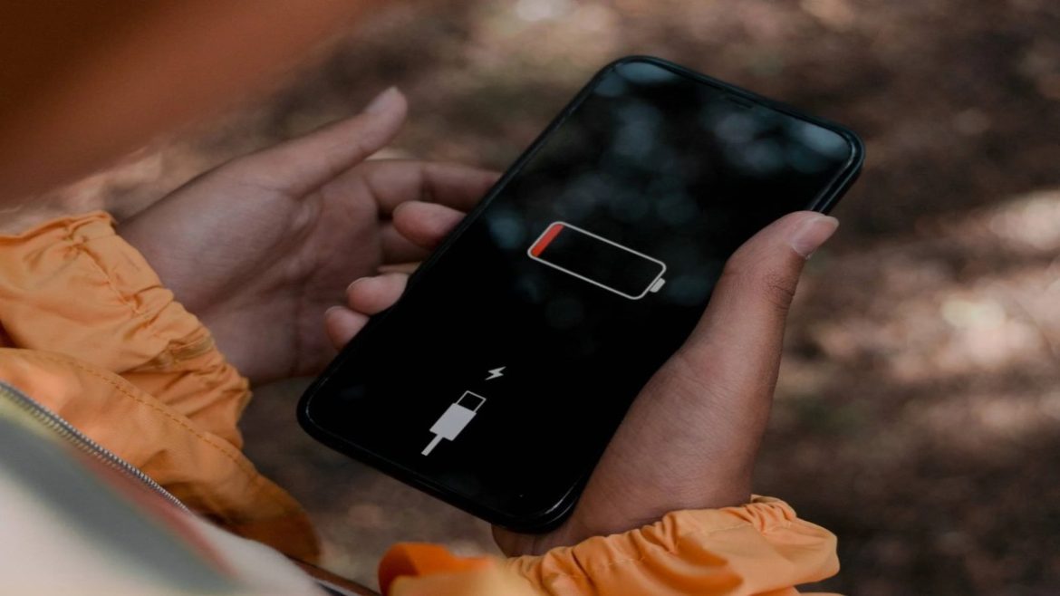 Smartphone battery : फोन की बैटरी जल्दी खत्म हो जाती है? इन 5 Tricks से स्मार्टफोन बिना चार्ज के घंटों चलेगा!