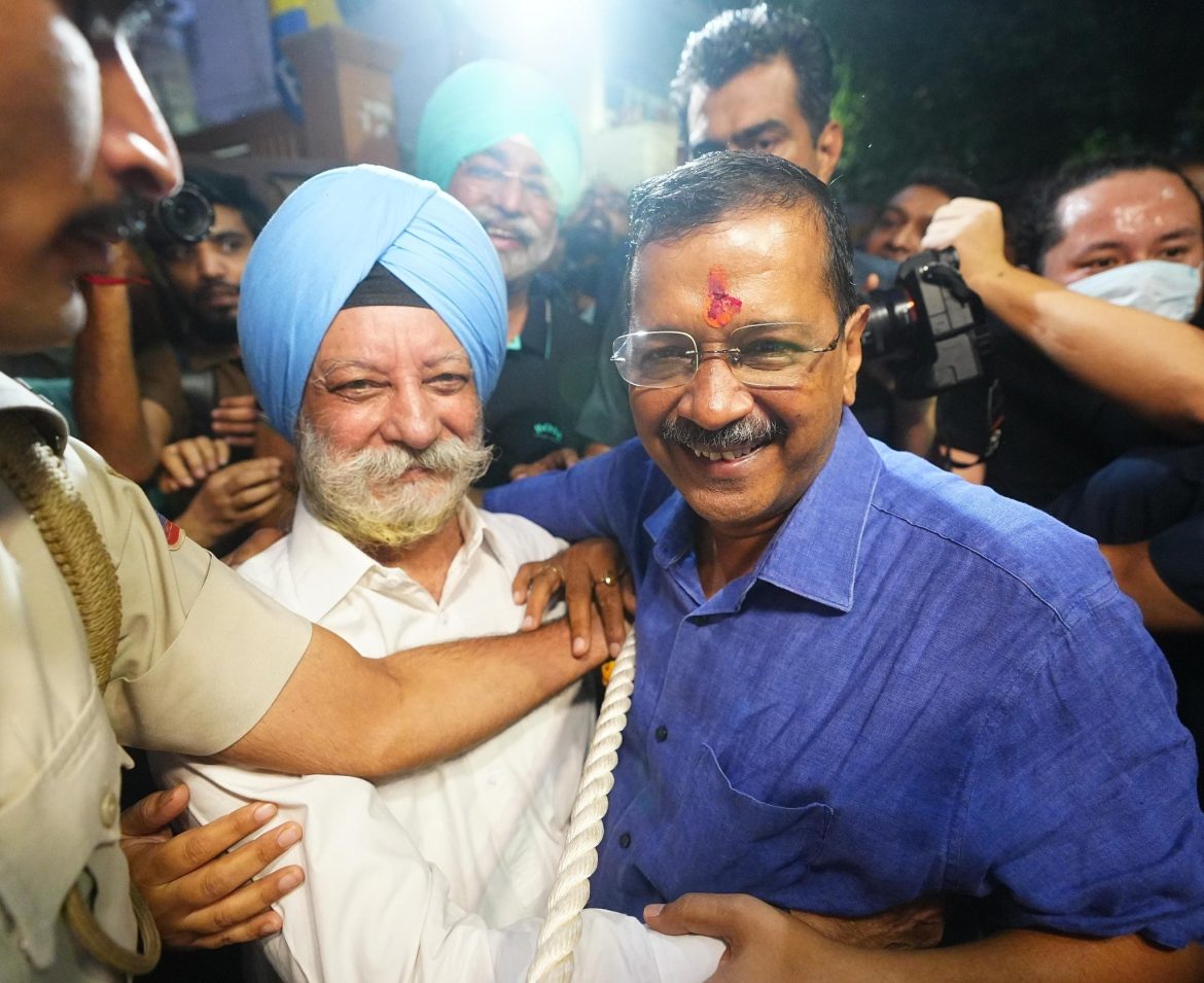 Arvind Kejriwal ने वादा किया कि दिल्ली की महिलाओं के खाते में जल्द ही हजार रुपये आएंगे; BJP पर बरसे पूर्व CM