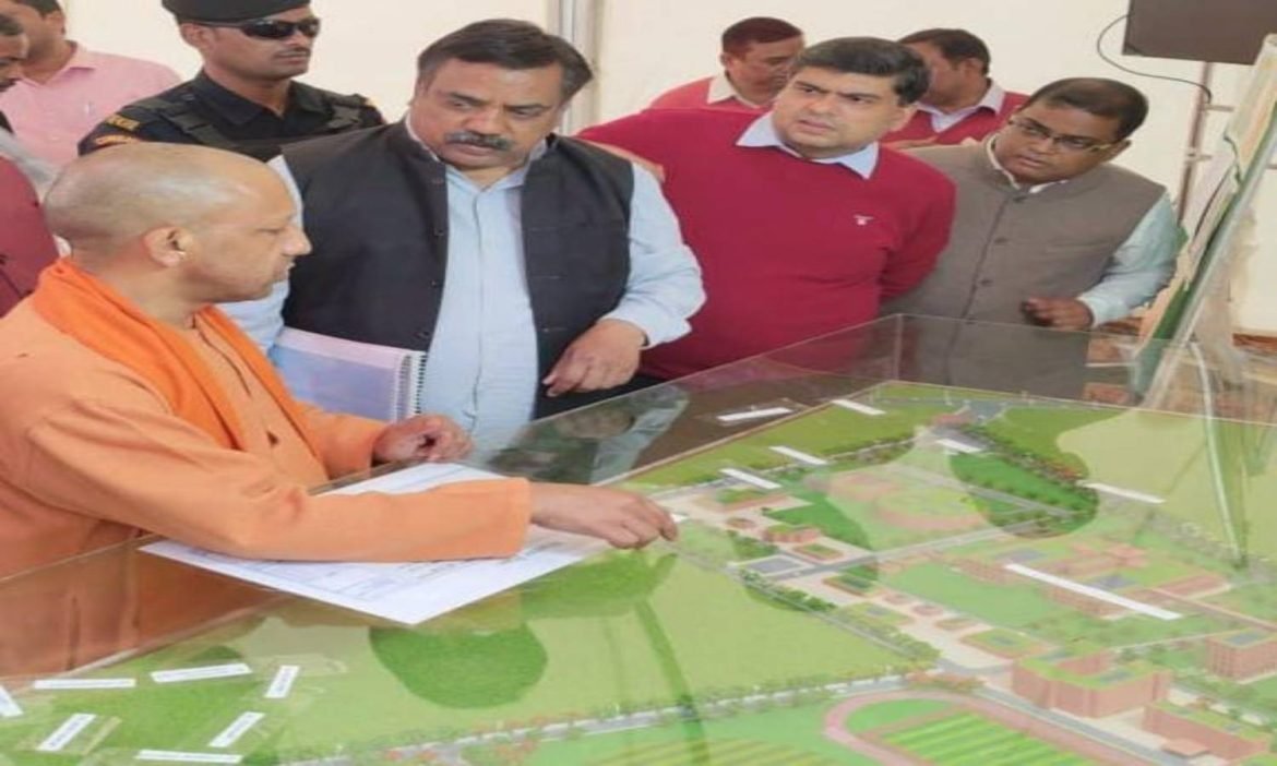 UP CM Yogi ने जनपद गोरखपुर के ताल नदौर में निर्माणाधीन पशु चिकित्सा विज्ञान महाविद्यालय का निरीक्षण किया