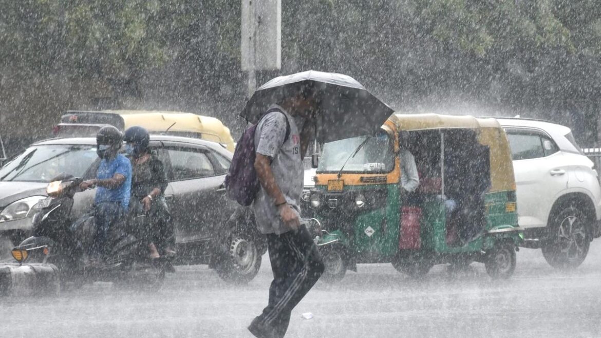 Delhi Weather : दिल्ली में आज सुबह से बारिश से मौसम बदल गया है। मौसम विभाग ने कहा कि आने वाले दो दिनों में भी दिल्ली और नोएडा में बारिश होने की संभावना है। आइए देखें आज मौसम कैसा रहेगा।