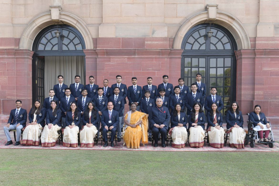 Indian Revenue Service: Trainee officers of Indian Revenue Service (Customs and Indirect Taxes) meet the President