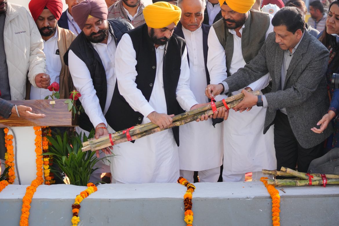 PUNJAB CM MAAN : रिवायती पार्टियों ने सरहदी क्षेत्र के जांबाज लोगों की पीठ में छुरा घोंपा