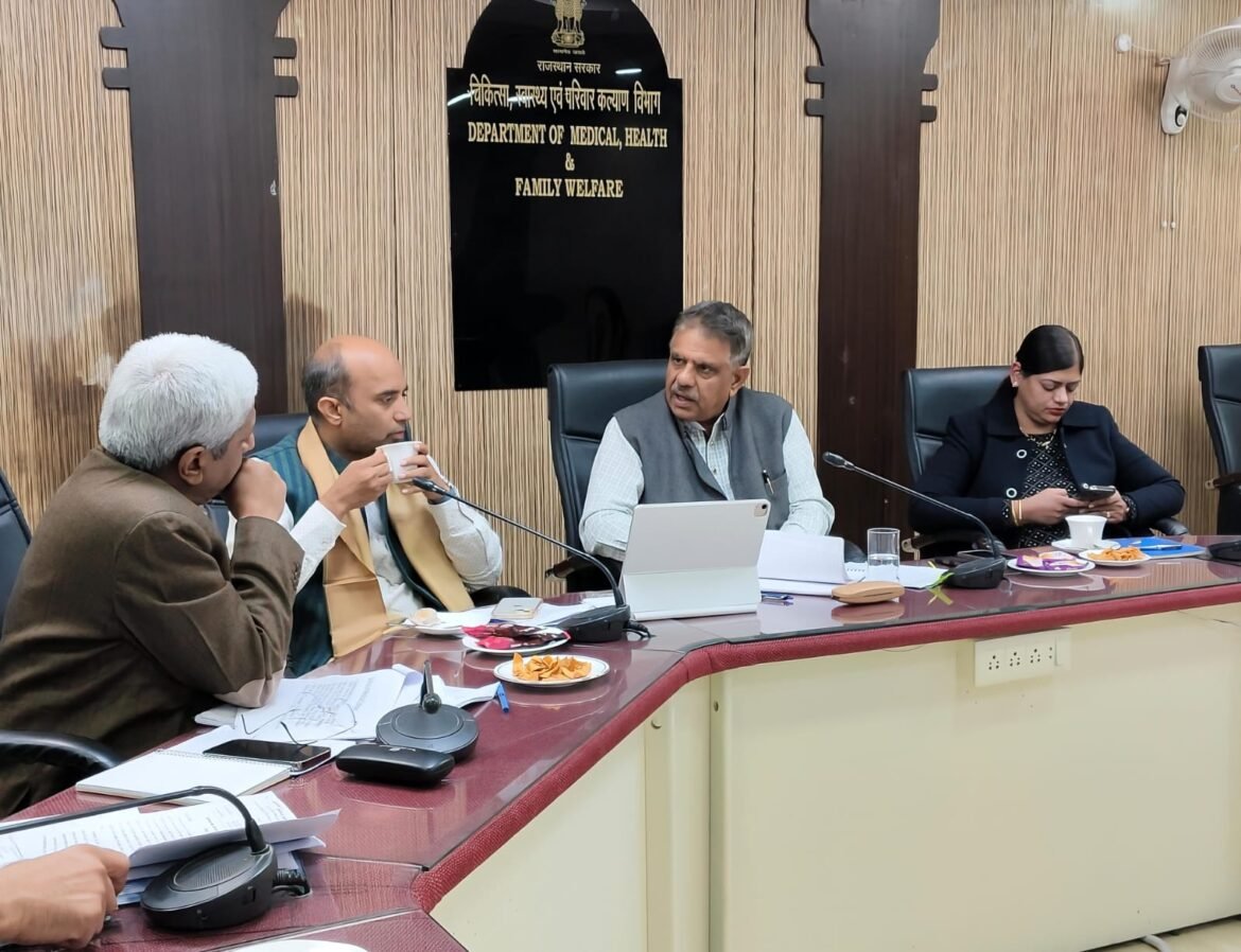 RAJASTHAN Medical Minister : मेडिकल एजुकेशन और स्वास्थ्य सेवाओं में राजस्थान को बनायेंगे मॉडल स्टेट 18 Dec 2024, 8:57 PM जयपुर, 18 दिसंबर। चिकित्सा एवं स्वास्थ्य मंत्री श्री गजेन्द्र सिंह खींवसर ने कहा कि राजस्थान को मेडिकल एजुकेशन व स्वास्थ्य सेवाओं की उपलब्धता एवं गुणवत्ता की दृष्टि से मॉडल स्टेट के रूप में विकसित किया जा रहा है। इस दिशा में चिकित्सा शिक्षा विभाग विभिन्न मेडिकल कॉलेज, मारवाड़ मेडिकल यूनिवर्सिटी सहित अन्य परियोजनाओं के कार्यों को टाइमलाइन में पूरा करे। चिकित्सा मंत्री बुधवार को स्वास्थ्य भवन में चिकित्सा शिक्षा विभाग से संबंधित विभिन्न विषयों पर समीक्षा कर रहे थे। उन्होंने कहा कि मुख्यमंत्री श्री भजनलाल शर्मा की पहल पर प्रदेश के हर जिले में मेडिकल कॉलेज का संकल्प पूरा करने की दिशा में प्रतिबद्धता के साथ काम किया जा रहा है ताकि रोगियों को सुपर स्पेशलिटी चिकित्सा सेवाएं अपने निकटतम स्थान पर उपलब्ध हो सकें। साथ ही, चिकित्सा शिक्षा के लिए प्रदेश में युवाओं को बेहतर अवसर उपलब्ध हो सकें। मारवाड़ मेडिकल यूनिवर्सिटी के काम में लाएं तेजी— श्री खींवसर ने कहा कि राजकीय क्षेत्र में निर्माणाधीन प्रदेश की दूसरी मारवाड़ मेडिकल यूनिवर्सिटी के कार्य को गति दी जाए। इससे मेडिकल कॉलेज के संचालन एवं प्रबंधकीय व्यवस्थाओं को और सुदृढ़ किया जा सकेगा। उन्होंने नए मेडिकल कॉलेजों के भवन निर्माण की समीक्षा करते हुए निर्देश दिए कि इनका निर्माण समय पर पूर्ण करने के साथ साथ क्वालिटी का भी विशेष ध्यान रखा जाए। रिक्त पदों पर भर्ती मिशन मोड में हो— चिकित्सा मंत्री ने मेडिकल कॉलेजों में चिकित्सक शिक्षकों के रिक्त पदों की जानकारी लेते हुए इन पदों को यथा शीघ्र भरने के निर्देश दिए। उन्होंने कहा कि भर्तियों को समयबद्ध रूप से पूरा करना राज्य सरकार की सर्वोच्च प्राथमिकता है। मुख्यमंत्री स्वयं भर्तियों की नियमित समीक्षा कर रहे हैं। उनके निर्देशानुसार रिक्त पदों को भरने का कार्य मिशन मोड में हो। ​आरयूएचएस में उपलब्ध सुविधओं का हो पूरा उपयोग— चिकित्सा मंत्री ने कहा कि सवाई मानसिंह अस्पताल में निर्माणाधीन आयुष्मान टावर एवं इंस्टीट्यूट ऑफ कार्डियोवस्कुलर साइंसेज (कार्डियक टॉवर) के निर्माण कार्यों को भी जल्द से जल्द पूरा करने का प्रयास किया जाए। इनका सुगमतापूर्वक संचालन करने के लिए प्रभावी कार्य योजना बनाई जाए। उन्होंने आरयूएचएस को रिम्स के रूप में विकसित करने के प्रयासों को और गति देने के निर्देश दिए और अब तक किए गए कार्यों पर संतोष व्यक्त किया। उन्होंने कहा कि इस अस्पताल का पूर्ण उपयोग होने से एसएमएस अस्पताल पर मरीज भार कम हो सकेगा। रोगियों को कतारों से मुक्ति दिलाएं— श्री खींवसर ने कहा कि सभी बड़े अस्पतालों में रोगियों को कतारों से मुक्ति दिलाने के लिए तकनीकी नवाचारों को जल्द लागू किया जाए। रोगी एवं परिजनों के लिए शुद्ध खाद्य सामग्री एवं जलपान के लिए समुचित व्यवस्थाएं सुनिश्चित की जाए। साथ ही, सुरक्षा के भी माकूल इंतजाम हो। परियोजनाओं एवं अस्पतालों का होगा निरीक्षण, दूर होगी बाधाएं— चिकित्सा मंत्री ने कहा कि चिकित्सा ​शिक्षा से जुड़ी विभिन्न परियोजनाओं, अस्पतालों एवं अन्य सुविधाओं का फील्ड में दौरे कर निरीक्षण किया जाएगा। साथ ही, वहां बैठक कर परियोजनाओं को पूरा करने में आ रही बाधाओं को भी दूर किया जाएगा। स्वास्थ्य सेवाओं को बेहतर करने के लिए निरीक्षण में सामने आने वाली समस्याओं के निस्तारण के लिए भी जरूरी कदम उठाए जाएंगे। बैठक में चिकित्सा शिक्षा सचिव श्री अम्बरीष कुमार, चिकित्सा शिक्षा आयुक्त श्री इकबाल खान, संयुक्त सचिव श्री गौरव बजाड़ सहित अन्य वरिष्ठ अधिकारी उपस्थित थे। ————— तरूण/ब्रजेश Photo Gallery Rajasthan District Latest Press Releases 19 Dec 2024, 11:55 AM नशा मुक्त गंगानगर अभियान के तहत जागरूकता कार्यशाला आयोजित 18 Dec 2024, 9:44 PM जिला विधिक सेवा प्राधिकरण बाल सम्प्रेषण गृह एवं बाल कल्याण समिति का किया निरीक्षण 18 Dec 2024, 9:43 PM स
