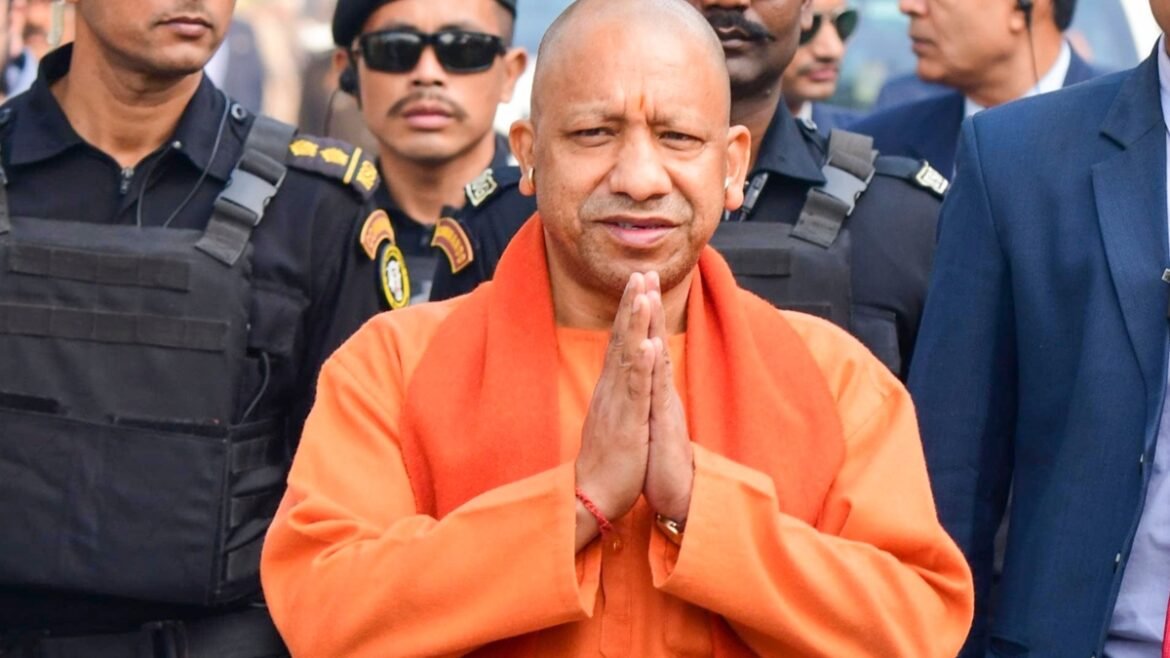 CM Yogi Adityanath गोरखपुर महोत्सव-2025 के समापन समारोह में सम्मिलित हुए