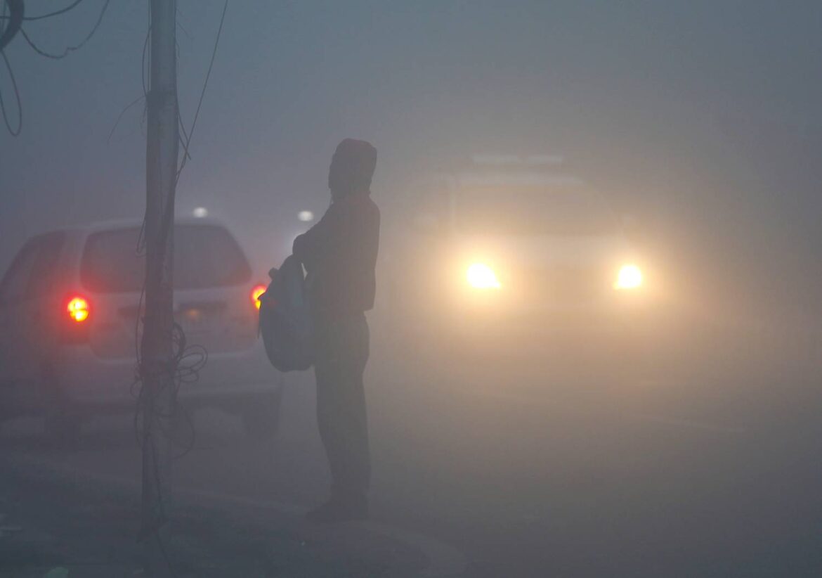 Delhi Weather: कोहरे से दिल्ली में जीरो विजिबिलिटी, बारिश कब ?
