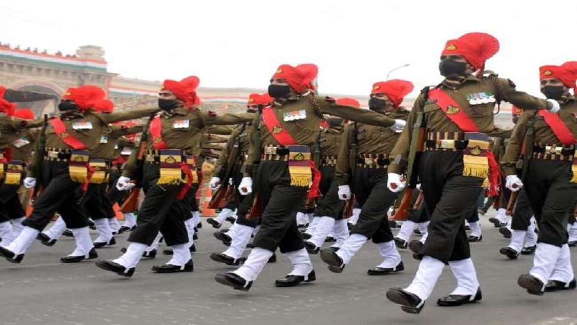 UP NEWS : गणतंत्र दिवस समारोह की शानदार परेड में भारतीय सेना के आयुधों, मार्चपास्ट, जीवंत सांस्कृतिक कार्यक्रमों और झांकियों ने दर्शकों को मंत्रमुग्ध कर दिया। उत्तर प्रदेश की राजधानी लखनऊ में आज 76वां गणतंत्र दिवस उत्साह और गरिमा के साथ मनाया गया। विधानभवन के सामने आयोजित मुख्य गणतंत्र दिवस कार्यक्रम में राज्यपाल श्रीमती आनंदीबेन पटेल जी ने परेड की सलामी ली।