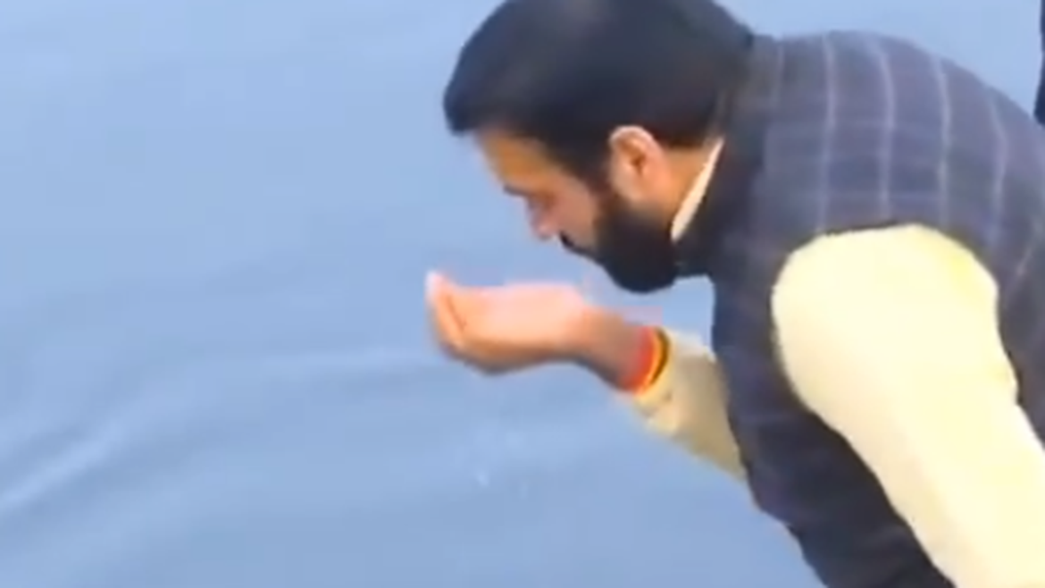 CM Naib Singh Saini ने खुद यमुना नदी में खड़े होकर पवित्र जल पीया.