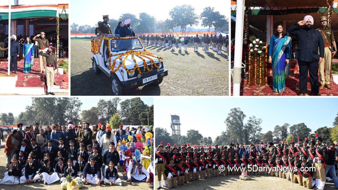 पंजाब के Minister Mohinder Singh सिंह ने 76वें गणतंत्र दिवस पर एसबीएस नगर में राष्ट्रीय ध्वज फहराया।