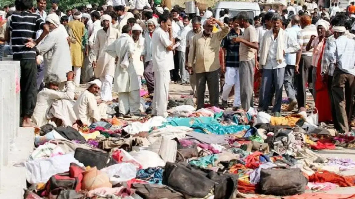 भगदड़ में मारे गए 8 और श्रद्धालुओं की पहचान की गई, जिनमें 4 लोग बेलागावी और 4 लोग गोरखपुर के थे।