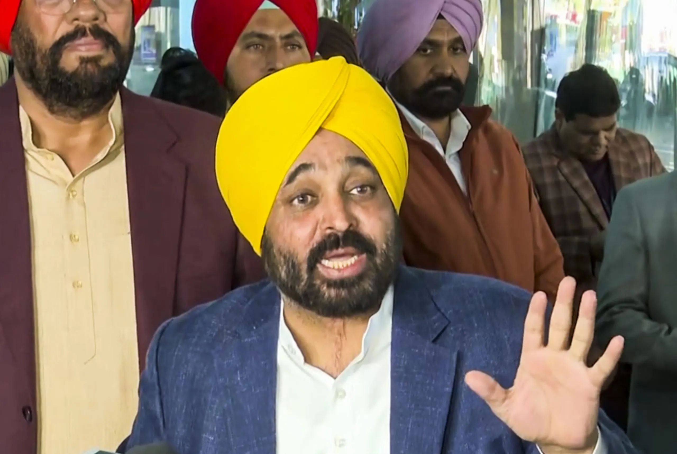 CM Bhagwant ने सुखबीर और जाखड़ की आलोचना करते हुए कहा कि किसान उपवास पर हैं और वे दावतों में व्यस्त हैं।