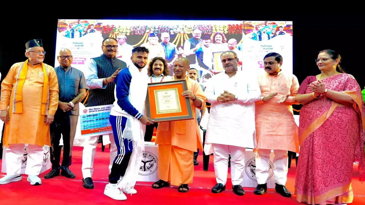 CM Yogi Adityanathh ने प्रसिद्ध खिलाड़ियों को टाइम्स ऑफ इंडिया स्पोर्ट्स अवार्ड से सम्मानित किया।