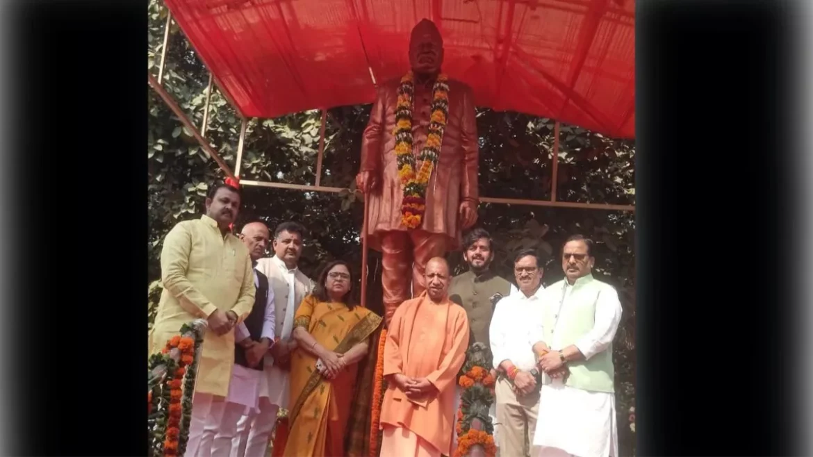 CM Yogi ने गोरखपुर में उत्तर प्रदेश के पहले मुख्यमंत्री पंडित गोविंद बल्लभ पंत की पुण्यतिथि पर उनकी प्रतिमा पर पुष्प अर्पित कर श्रद्धांजलि अर्पित की।