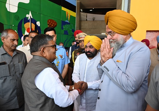 पंजाब विधानसभा में CM Bhagwant और पंजाब विधानसभा अध्यक्ष ने पंजाब के राज्यपाल गुलाब का हार्दिक स्वागत किया।