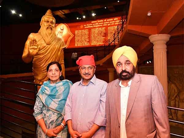 आप संयोजक केजरीवाल और पंजाब के CM Bhagwant Mann ने हरमंदिर साहिब, भगवान वाल्मिकी तीर्थ स्थल और दुर्गियाना मंदिर में पूजा-अर्चना की।
