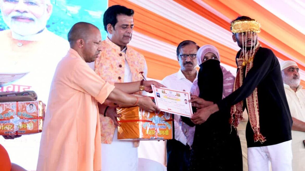 CM Yogi Adityanath सामूहिक विवाह योजना बेहद सफल रही है, जिसमें सिर्फ एक साल में एक लाख जोड़ों का विवाह संपन्न हुआ है।