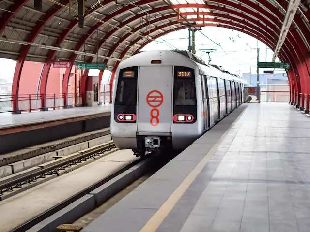 DELHI NEWS : होली पर मेट्रो सेवा का संचालन कब होगा? DMRC ने जारी की गाइडलाइन