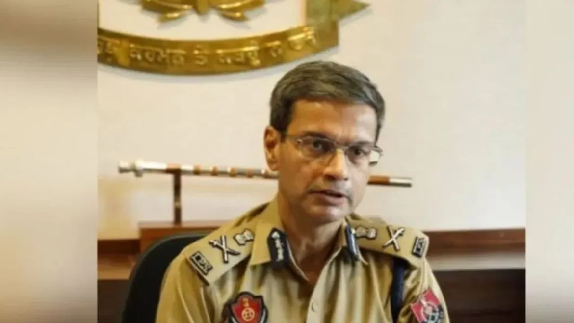 DGP Gaurav Yadav ने उत्कृष्ट कलाकारी के लिए एएसआई अशोक कुमार को प्रशस्ति पत्र देकर सम्मानित किया।