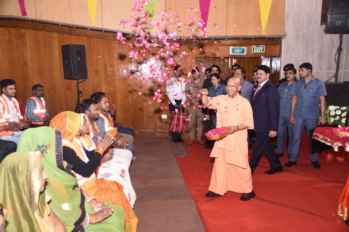 मुख्यमंत्री ने स्वच्छता कर्मियों पर पुष्प बरसाकर उनका सम्मान किया।