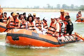 CM Yogi Adityanath ने लखीमपुर खीरी जिले में शारदा नदी के तटीकरण कार्य का निरीक्षण किया