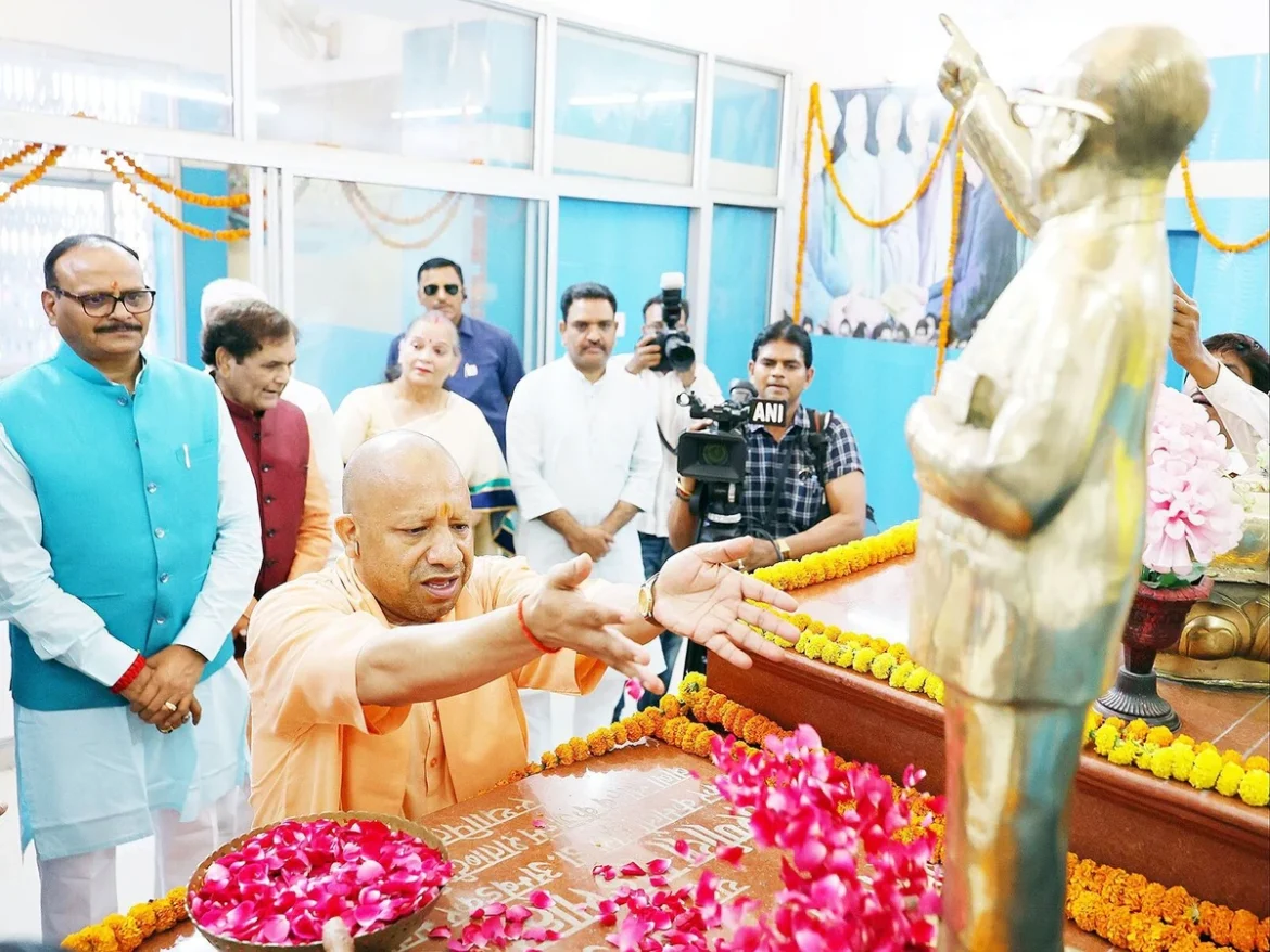 CM Yogi Adityanath ने हजरतगंज स्थित जीपीओ के पास डॉ. भीमराव अंबेडकर की प्रतिमा पर पुष्पांजलि अर्पित कर उन्हें श्रद्धांजलि दी।