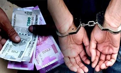 Vigilance Bureau ने एक एसएचओ को 25,000 रुपये की रिश्वत लेते रंगे हाथों गिरफ्तार किया है, जबकि पहले उसने 1 लाख रुपये की रिश्वत मांगी थी।