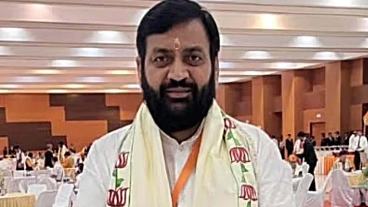 CM Naib Singh Saini समाधान शिविरों के दौरान नागरिकों से सीधे संपर्क करते हैं और सरकारी सेवाओं के प्रति उनकी संतुष्टि के बारे में फीडबैक प्राप्त करते हैं।