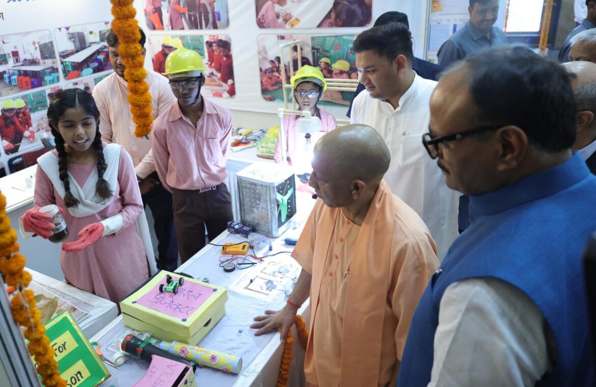 CM Yogi Adityanath ने बेसिक शिक्षा विभाग की लगभग 3,300 करोड़ रु0 की अभिनव परियोजनाओं का लोकार्पण