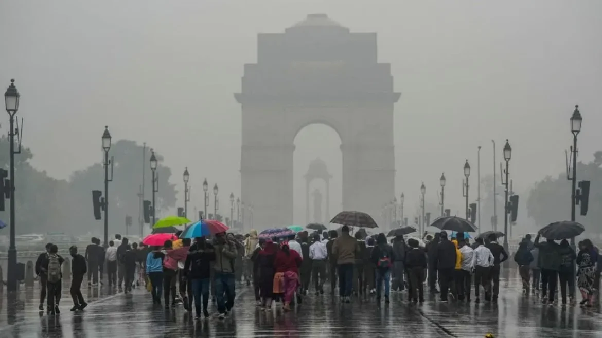 DELHI WEATHER : दिल्ली-NCR में तूफान और बिजली गिरने की संभावना, जानिए आपके इलाके का मौसम कैसा रहेगा।