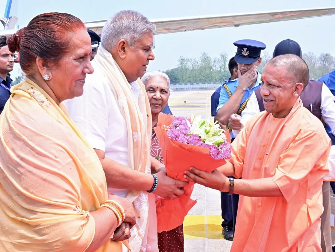 CM Yogi Adityanath : उपराष्ट्रपति ने उत्तर प्रदेश के राज्यपाल की जीवनी पर आधारित पुस्तक 'चुनौतियां मुझे पसंद हैं' का विमोचन किया।
